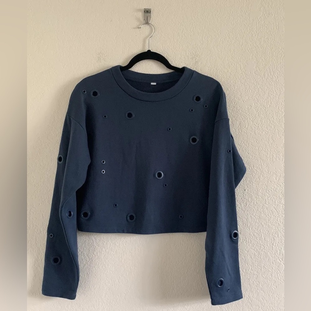 Alo yoga cadence grommet crop sweater